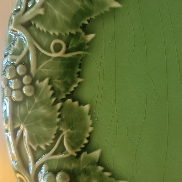 Bordallo Pinheiro grape leaf green plate 9.25 inches - Picture 3 of 5